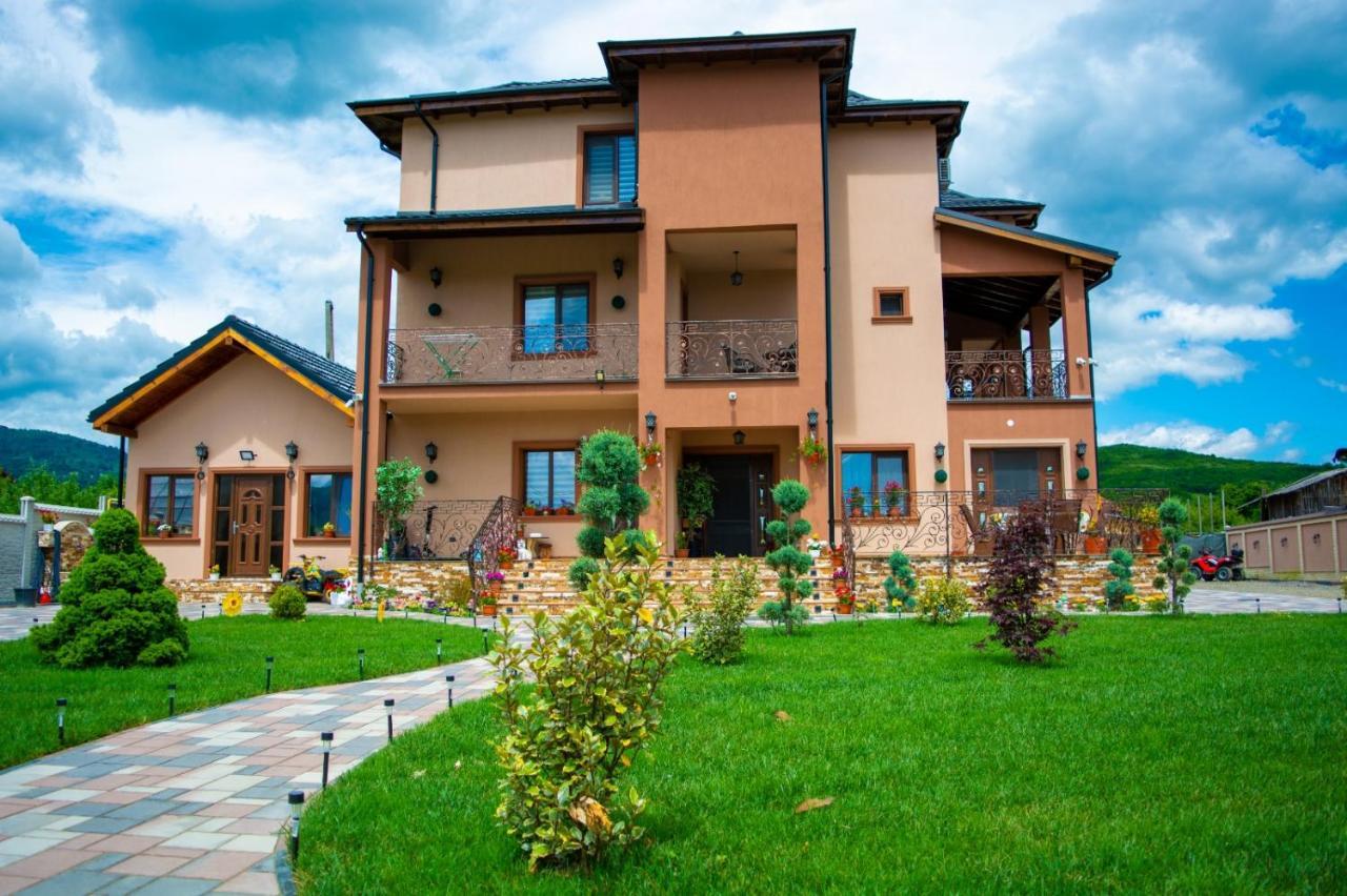 Bed and Breakfast Casa Erk Кэлимэнешти Экстерьер фото