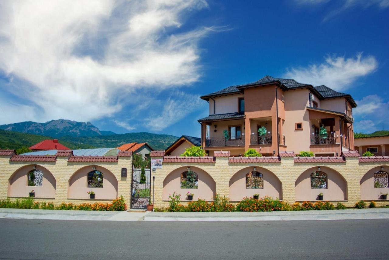 Bed and Breakfast Casa Erk Кэлимэнешти Экстерьер фото