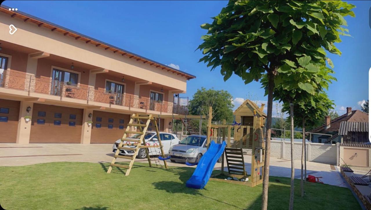 Bed and Breakfast Casa Erk Кэлимэнешти Экстерьер фото