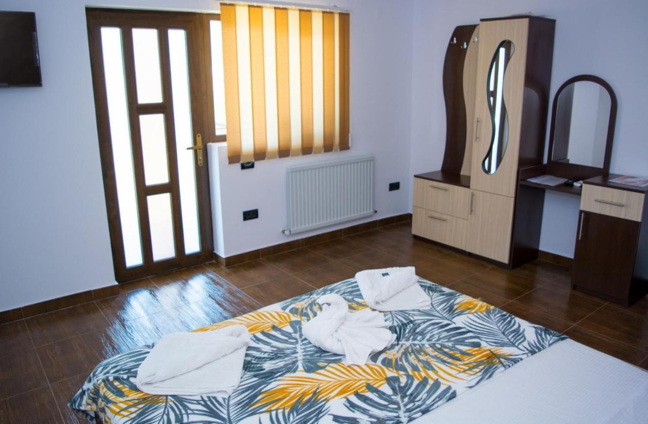 Bed and Breakfast Casa Erk Кэлимэнешти Экстерьер фото